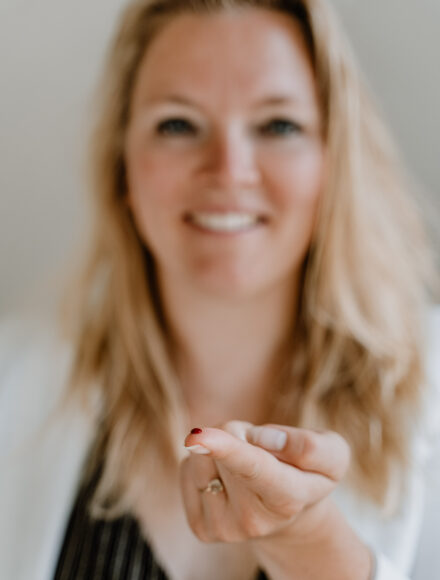 Sandra bloed op vinger voor emb bloedtest in Heerenveen en Friesland